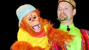 Succè. Trollkonstnären och buktalaren Mr Goran tillsammans med orangutangen Nicki gjorde succé då underhöll i samband med julgranssvängen i Överum.