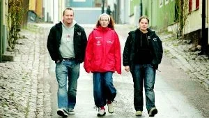 På språng. Fältare och nattvandrare skall vara ute på stan valborgsmässoafton. Lasse Larsson, Rosie Svakko och Maria Aronson vädjar att så många föräldrar som möjligt ställer uppFoto: ANDERS STEINER
