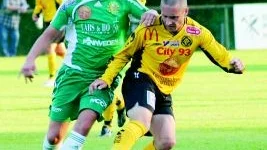 Steget före. VFF:s Nicklas Cederlöv håller undan bollen för en Hultsfredsspelare och det blev tre viktiga poäng för VFF i bottenkampen.