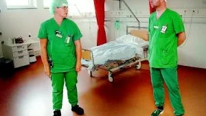 Jobbar hårt. Anna Lindkvist och Håkan Nähr är två av de operationssjuksköterskor på Västerviks sjukhus som fått jobba extra hårt. Sedan ett år finns en vakans och sedan i höstas är en person långtidssjukskriven - just nu fattas tre heltidstjänster bland operationssjuksköterskorna.  Foto: Anders Liljegren