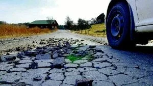 Dåliga vägar. Insändarskribenten menar att vägpengar ska användas till förbättringar av landsvägar i stället för trafikhinder.Arkvibild: Anders Steiner