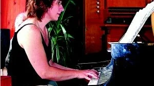 Dirigent. Ingrid Lindebratt leder numera Cantabile. Men bara enstaka gånger ställer hon sig framför kören och dirigerar. Hon sitter lugnt vid flygeln, spelar läckert och har ändå full kontroll.