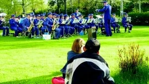 Uruppförande i Gunnebo. Morgan och Hanna Israel, brydde sig inte om fotografen. Utan följde med stadig blick Gunnebo Musikkår under deras premiärkonsert i Gunnebo Centrum.