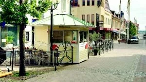 Kiosken. Plötsligt stod den bara där. Många ögonbryn har höjts över det nya inslaget i stadsmiljön. Men glasskiosken på Storgatans gågatudel har erforderliga tillstånd.Foto: ANDERS STEINER