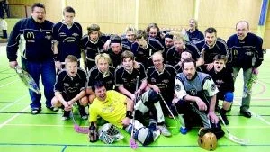 Segerglädje. Bakre raden fr.v.: Markku Laukka, Mathias Kåhlman, Philip Hirschman, Mikael Printz, Mikael Rampeltin, Fredrik Gustafsson, Fredrik Thorngren, Marcus Johansson, Mattias Jansson, Göran Ekstrand, Nikolais Päivinen, Kenneth Pettersson,. Knästående: Christian Klintorp, Christian Ericssson, Emil Edelswärd, Emil Johansson, Andreas Olsson, Robert Karlsson. Längst fram: Larry Wijk och Joakim Sköldsson.Foto: Anders Steiner