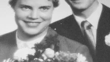 Vänskapen består. 1954 ringde bröllopsklockorna i Örebro för Inga-Britt och Egon Svensson.