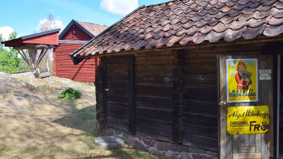 Minst 17 stugor och bodar har återskapats på tomten.