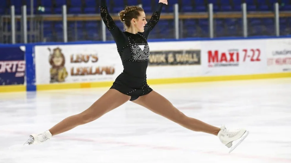 LKF:s Amanda Sabel överraskade med att vinna i damjunior med poängen 91,03 i tävlingen i Enebyberg.