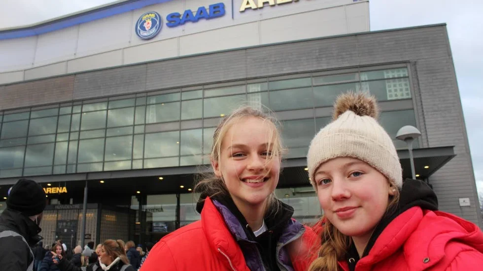 "Hov1 betyder allt!" säger Liv Strångert och Ella Holgersson som rest från Malmö och köat hela natten utanför Saab arena i Linköping.