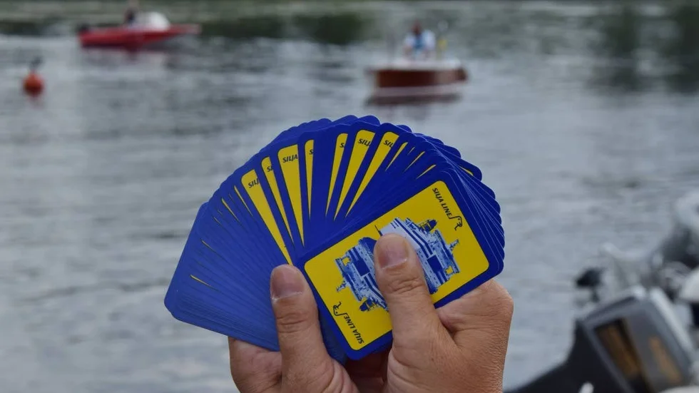 Deltagarna närmar sig kortleken i Horns hamn.