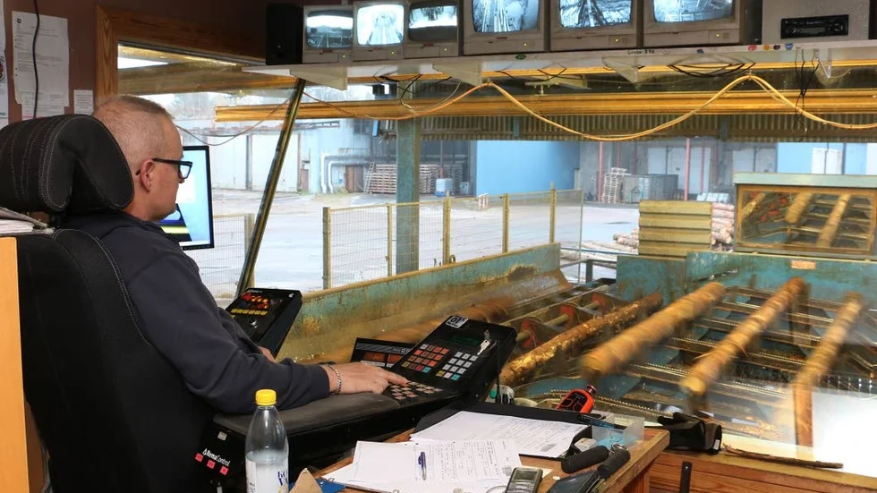 Inne hos virkesmätarna är det järnkoll på stockarna som rusar förbi i en aldrig sinanande ström