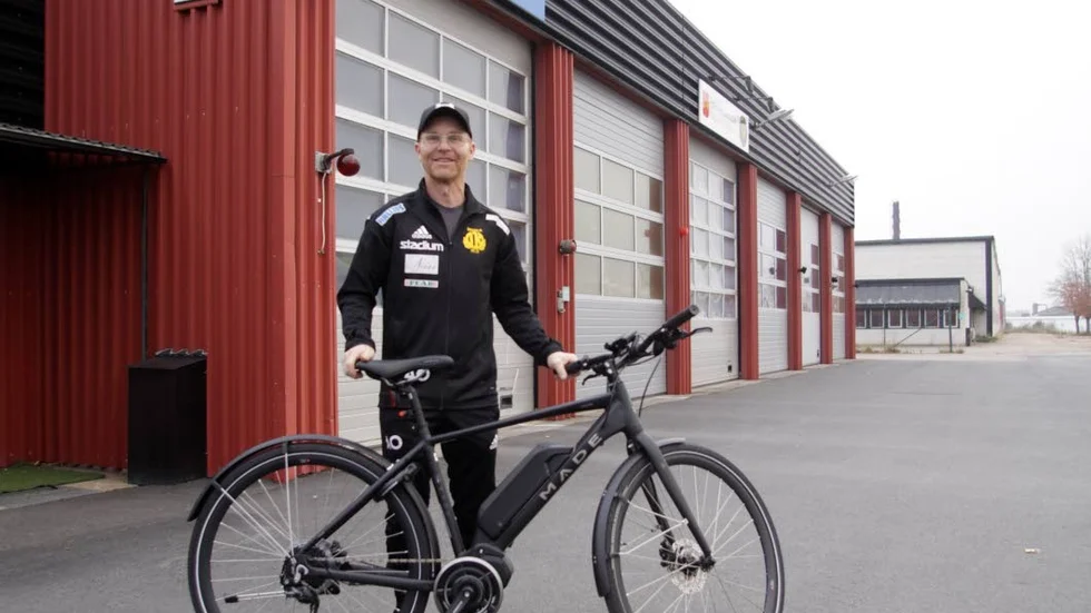 Deltidsbrandman passar perfekt för Anders Oskarsson. Med sin snabba cykel klarar han inställelsetiden när han har beredskap.