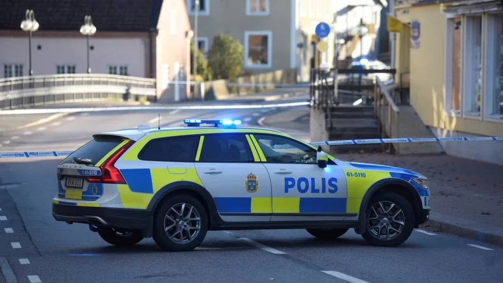 Väg 23 genom centrala Virserum stängdes av under lördagen.