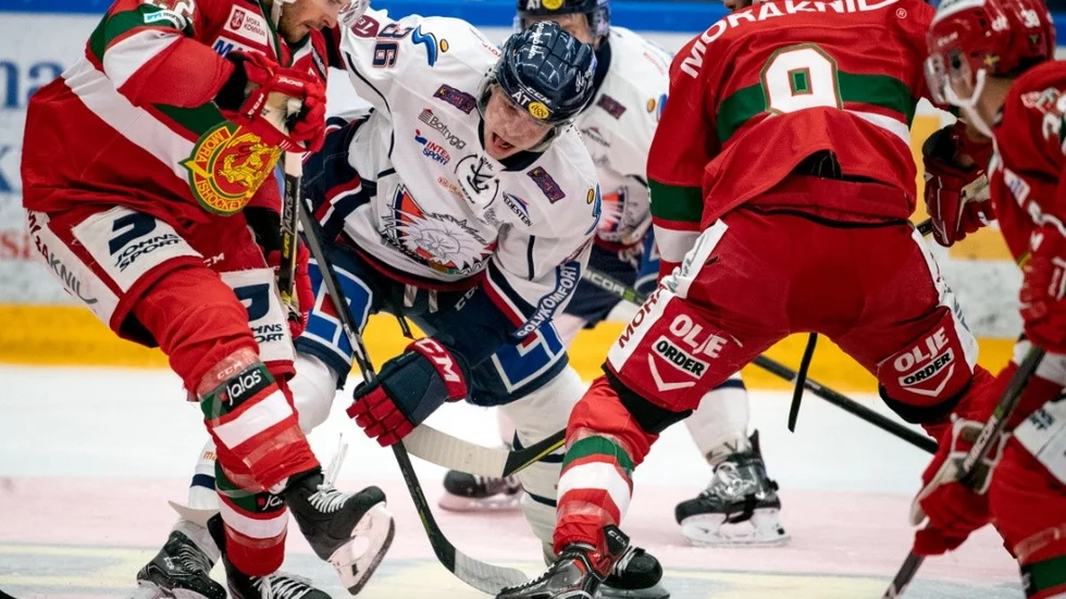 Mora 20181122 Filip Karlsson i Linköping och Matt Bailey i Mora  under lördagens ishockeymatch i SHL mellan Mora IK och Linköpings HC i Jalas Arena.
Foto: Ulf Palm / TT Kod: 9110