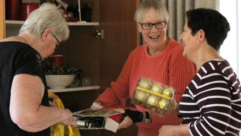 Dags att pynta Tollstagården inför julmarknaden. Kristina Willé, Maj-Britt Johansson och Marianne Fredriksson plockar fram.