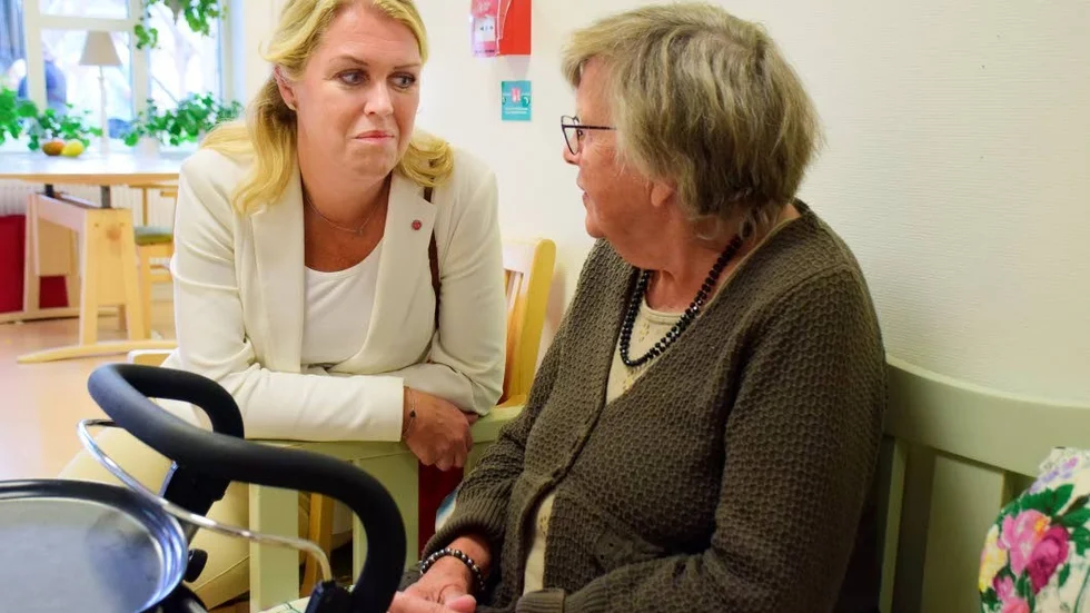 Lena Hallengren (S) samtalar med Ally Thorsén på Vimarhaga.
"Det är inte alltid man vet vad man ska svara när de kommer och frågar saker, jag önskar att jag kunnat förbereda mig" menar Ally.