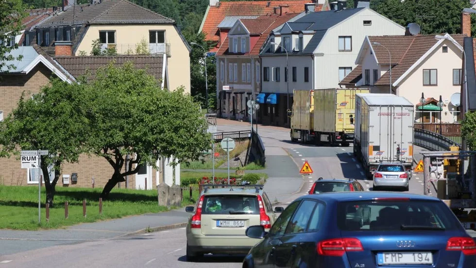 Busshållplatserna utmed genomfarten i Virserum ska göras i ordning. Jobbet har redan kommit igång.