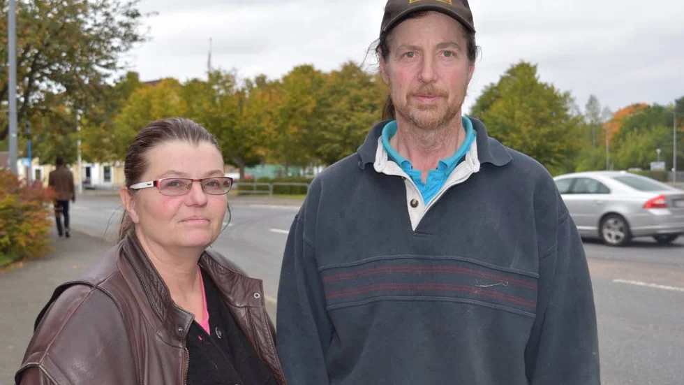 Elisabeth Werner är skärrad efter händelsen vid valtältet. Här tillsammans med  sambon Ulf Svensson. Båda är kommunfullmäktigeledamöter som kandiderar till riksdagen.