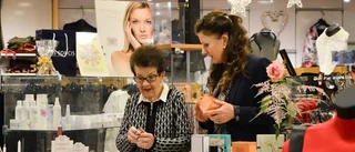 Elvy, 100, jobbar fortfarande i butik