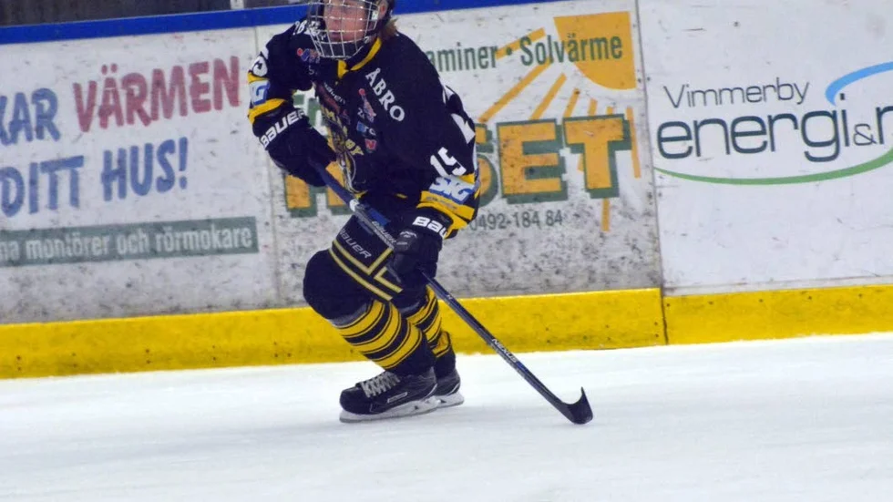 Helge Holmstrand flyttade från moderklubben Vimmerby för spel i HV71 inför förra säsongen. Ikväll debuterar han för nya klubben i SHL.