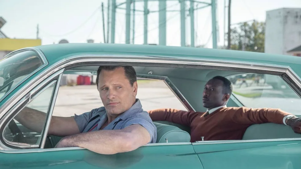 Viggo Mortensens rollfigur Tony Lip arbetar som chaufför till Mahershala Alis rollfigur Don Shirley i det verklighetsbaserade dramat ”Green book”.
