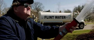 Michael Moore hamrar in sitt budskap