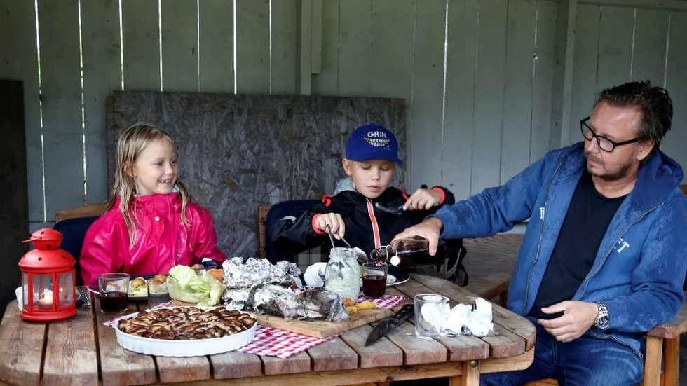Fisk och potatis med rotsaker avnjuts i ett skjul på kolonilotten vid Pariserviken i Motala. Connys barn Signe Tillisch och Paulo-Bettini är gärna med och lagar mat.
