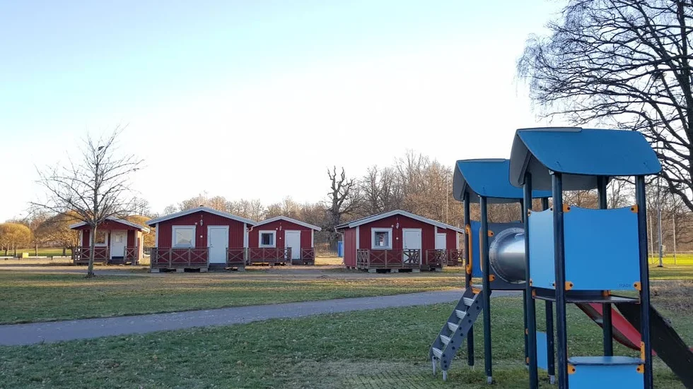 Campingstugorna och campingen vid Bysjöbadet får vara kvar i två år till.