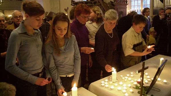 Vid minnesgudstjänsten i Vimmerby kyrka ville många tända ett ljus för Astrid Lindgren.
