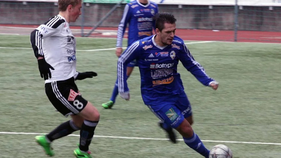 KAMP. Citys Besart Kalludra var tillbaka på Idrottsparken och uppvaktas här av Maifs Adam Egnell.