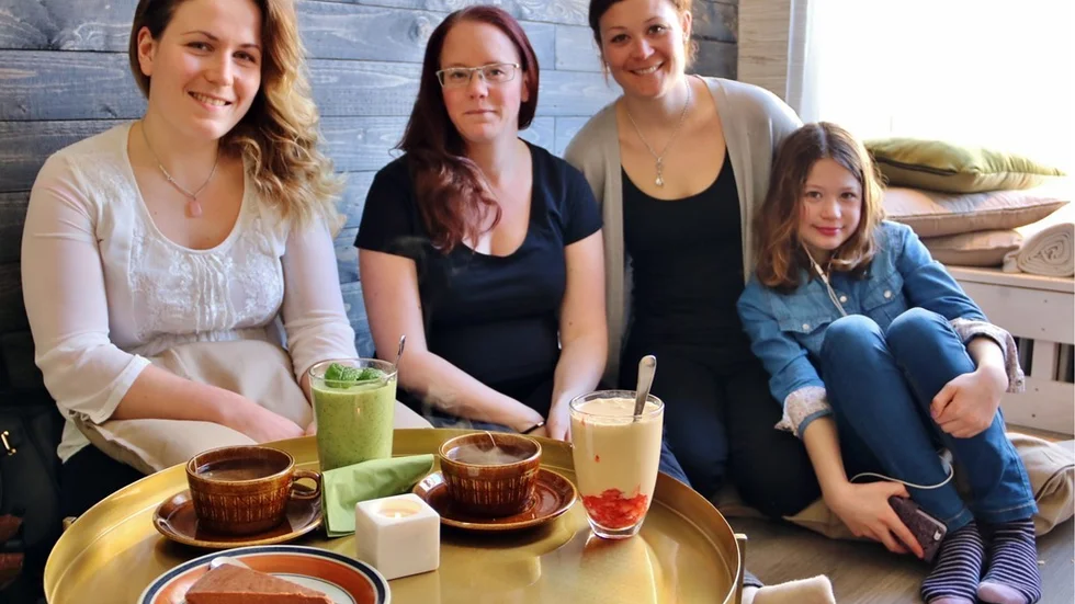 Gäster som njöt av egentid, te, kaka och smoothies. Från vänster: Emelie Djerf, Cecilia Petersson, Johanna Carlsson och dottern Saga Carlsson.