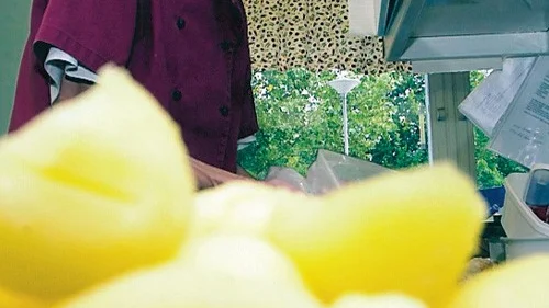 Under sina 40 år i skol- och dagiskök har det blivit hela berg av potatis att koka för Gull-Britt Kindén från Hultsfred.