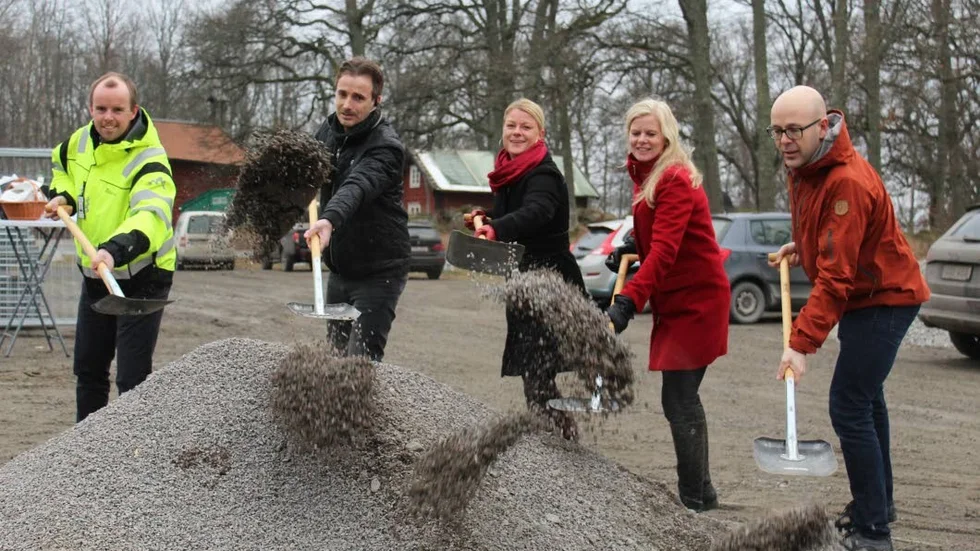 Ett spadtag för den nya förskolan och skolan: Torbjörn Nilsbäcken, Mats Claudius, Jenny Linde, Catharina Blad och Jakob Björneke.