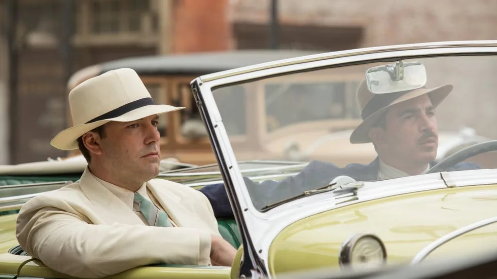 Sam Coughlin (Ben Affleck) och hans trogne kompanjon Dion Bartolo (Chris Messina) lämnar Boston för Tampa efter en våldsam uppgörelse med den irländske maffiabossen Albert White (Robert Glenister).