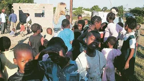 Under sin rundresa i Afrika drabbades Josefine Petersson av malaria. Här har hon hand om en barngrupp i Zambia där hon arbetade som volontär. Foto: Josefine Petersson