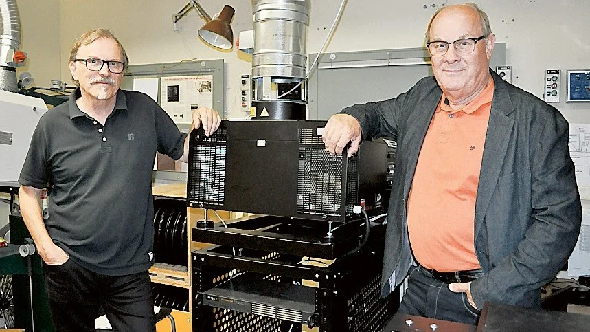 Stig Forslund och Hans Ålund visar upp den nya, digitala tekniken som installerades på Tjust bio i våras. Nästa inköp blir nya stolar i salongen.