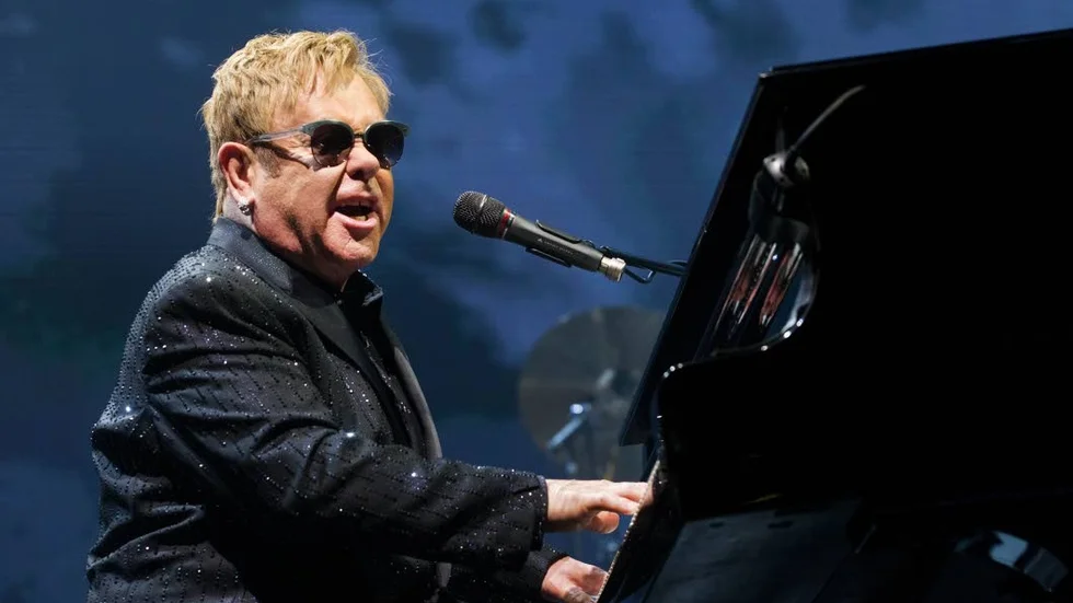 Levererar. Elton John och hans kompmusiker var på ett strålande spelhumör i Saab arena på lördagkvällen.