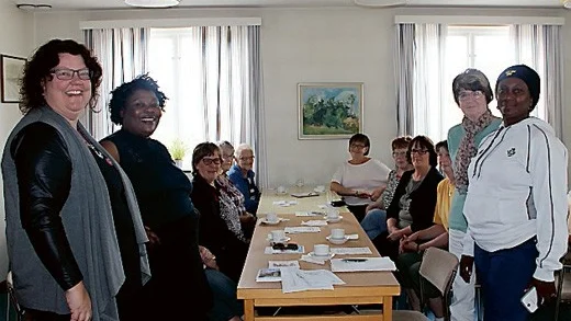 Gunilla Hjelm, Elizabeth Mulenga och Caroline Achieng Muga längst fram, tillsammans med övriga deltagare i träffen.