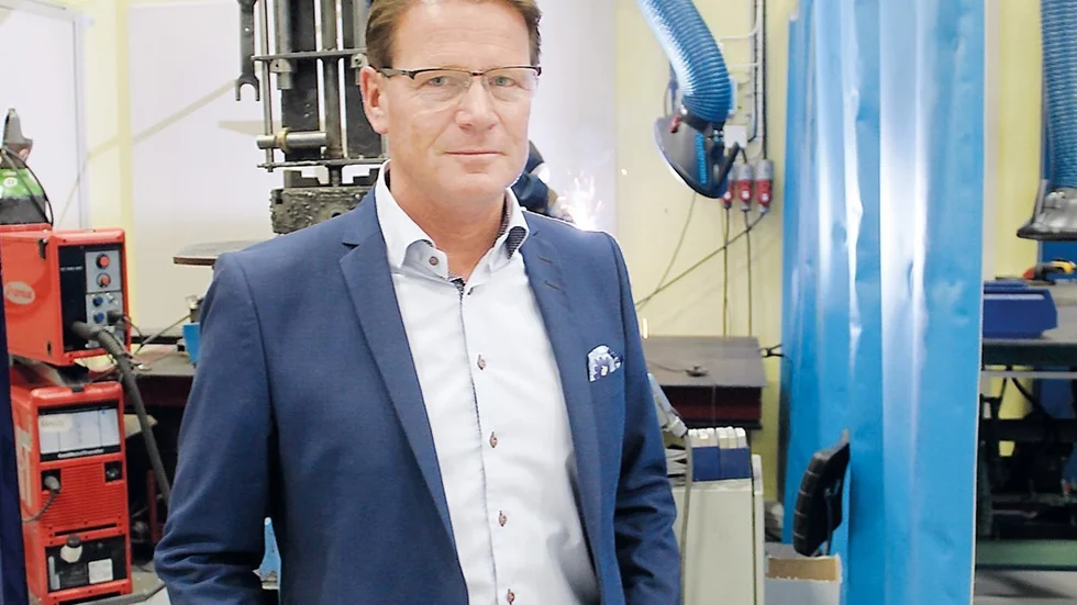 Sätter jobben i första rummet. Harald Hjalmarsson hade inga problem att välja plats att fotograferas på. Jobben är en förutsättning för välfärdssatsningar, säger kommunstyrelsens ordförande inför valet. I bakgrunden svetsas det på CNC plåt.