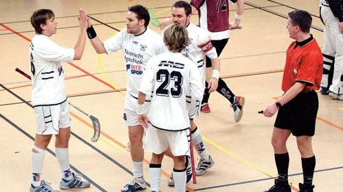 Jublet kom av sig. VIBK firar målet som betydde 3-0. Därefter släppte man in sju mål i följd i matchen mot Röke som till slut blev 10-9 till Röke.