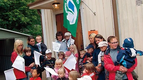 I går var det flaggfest på förskolan Sörgården i Rimforsa. I samband med att den gröna flaggan sattes på plats sjöng barnen några låtar.
