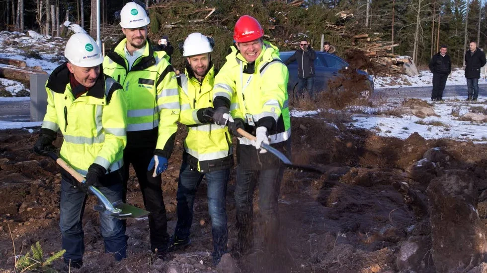 Första spadtaget. Från vänster, Lars-Göran Ivarsson, Fredrik Åsvärd, Sebastian Lindgren och Jimmy Bäckstrand.