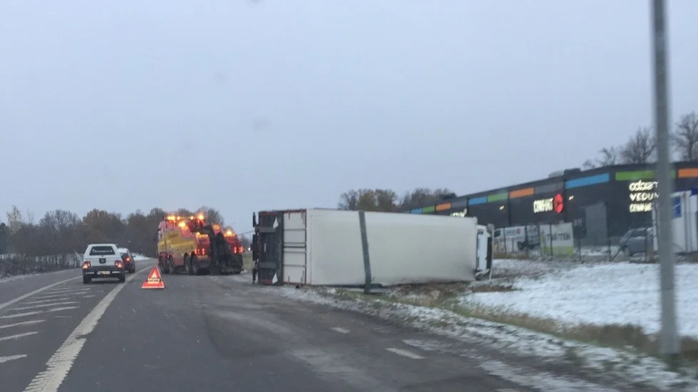 Lastbilen välte på Brokindsleden.