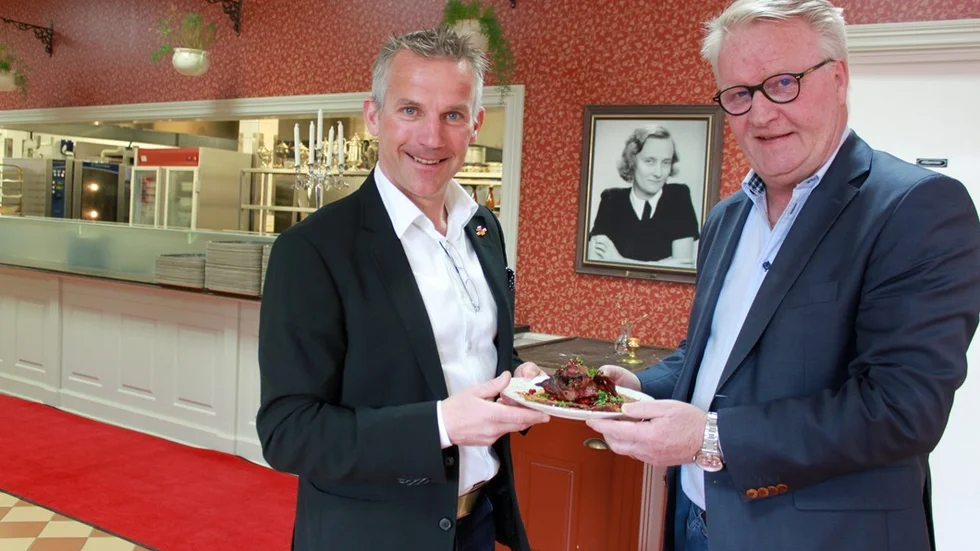 Lars-Göran Hall, Mårdskog & Lindkvist och Jocke Johansson, vd Astrid Lindgrens Värld, lät ALV:s näst bäst säljande maträtt – raggmunk – besegla avtalet parterna träffade i tisdags.