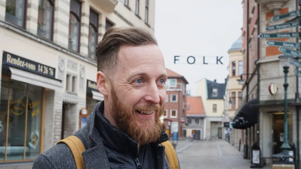 Folk. Oscar Friström startade initiativet Folk. Han drömmer om att en stadsdel i Linköpings stadskärna ska få en extra dragningskraft genom butiker, barer, restaruranger och olika småföretag. Nu tvingas han att stänga sin egen butik på grund av dålig lönsamhet. Men engagemanget för handelsföreningen Folk har han kvar.