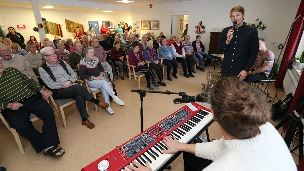 Erik Linder med musikerna på Borghaga. Det blev precis knökfullt: Foto: Roelof Stroetinga