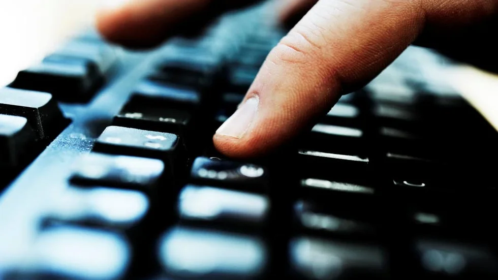 Mannen, en före detta SD-politiker som haft uppdrag kopplade till barn- och ungdomsfrågor, hade enligt åklagaren 1 100 branpornografiska bilder i sin dator. 