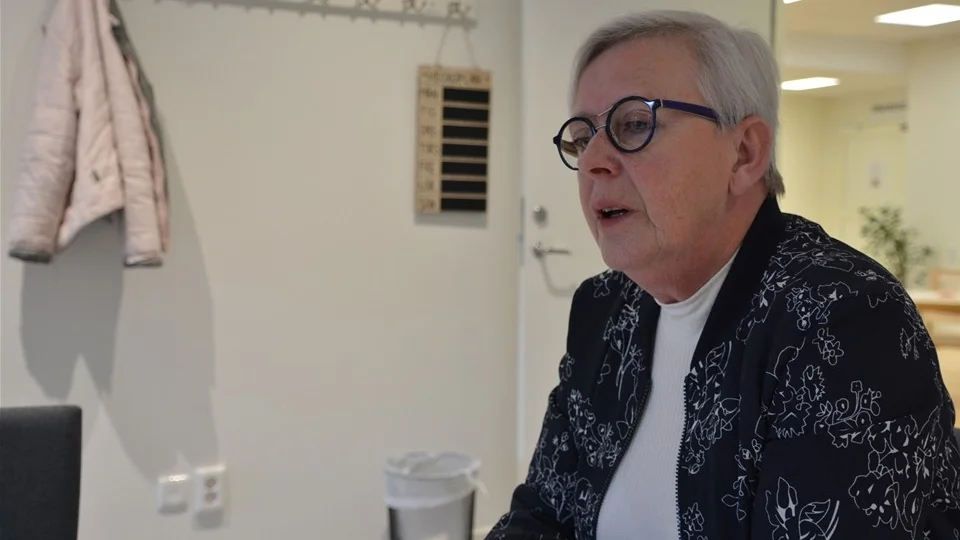 Eva Berglund (S) är ordförande i socialnämnden, hon medger att man kan fundera över om ersättningarna från Migrationsverket är rimliga, men säger samtidigt att kommuner som placerat ensamkommande extern går med underskott.