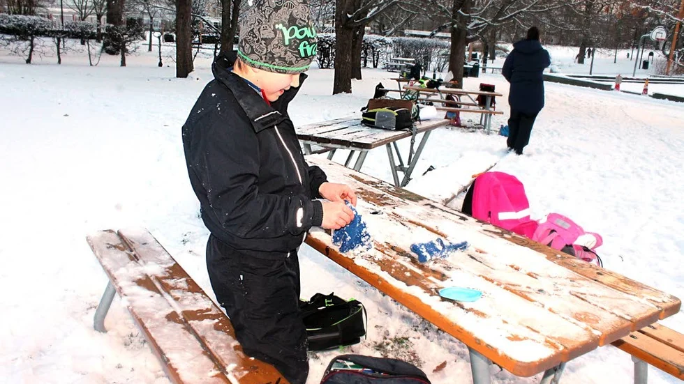 Värmande. Eskil Löfgren förbereder sig för leken i snön genom att ta på sig vantarna.