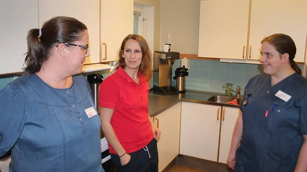 Samtal. Gruppchef Camilla Honkanen, till vänster, i diskussion med Hanna Karlsson och Jessica Karlsson om den verksmhet som bedrivs vid äldreboendet.